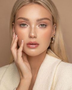 نگاهی به ترندهای زیبایی تابستان ۲۰۲۵ 2 آرایش ترند 2025