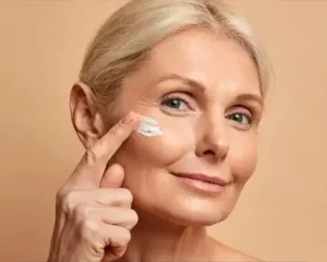 بهترین ضد آفتاب برای ۴۰ و ۵۰ سال به بالا 